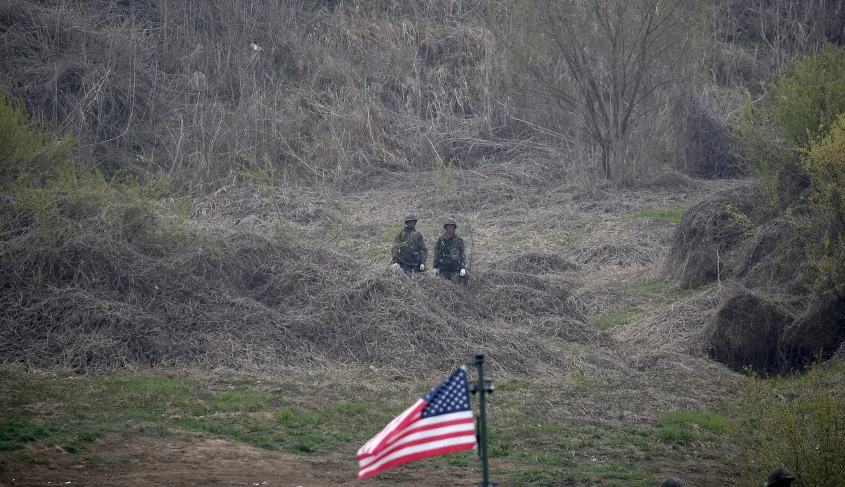 Tentara Korea Selatan berjaga-jaga selama latihan gabungan tentara AS-Korsel di persimpangan sungai dekat zona demiliterisasi yang memisahkan antara Korsel dan Korut di Incheon (8/4). (REUTERS/Kim Hong-Ji)