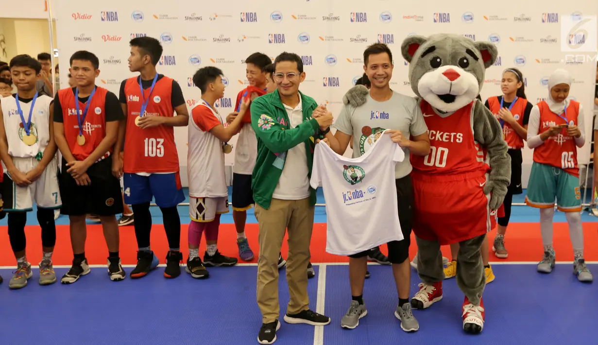 Wakil Gubernur DKI Jakarta Sandiaga Uno memberikan penghargaan kepada pengajar Jr NBA Indonesia pada puncak acara National Training Camp di Pluit Village Mall, Jakarta, Minggu (29/7). (Liputan6.com/Fery Pradolo)