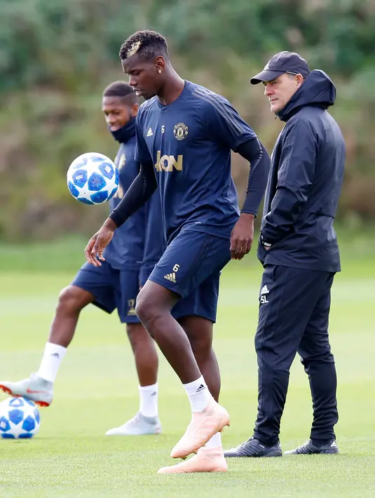 Gelandang MU, Paul Pogba mengontrol bola saat sesi latihan di AON Training Complex, Carrington, Inggris (1/10). MU akan bertanding melawan wakil Spanyol, Valencia pada lanjutan grup H Liga Champions di Old Trafford. (Martin Rickett/PA via AP)