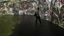 Pengunjung melihat karya proyeksi video mapping di pameran imersif Affandi: Alam, Ruang, Manusia di Galeri Nasional Indonesia, Jakarta, Rabu (28/10/2020). Pengunjung yang melihat pameran harus melakukan protokol kesehatan dan dibatasi hanya 20 penonton per sesi kunjungan. (Liputan6.com/Johan Tallo)