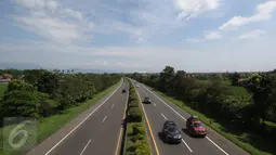 Arus lalu lintas di Tol Cileunyi terlihat lengang tanpa ada hambatan, Jawa Barat, Sabtu (2/7). Banyaknya kendaraan yang memilih Tol Cipali sebagai jalur utama, membuat kondisi Tol Cileunyi sepi dari pemudik. (Liputan6.com/Immanuel Antonius)