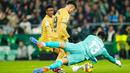 Kiper Real Betis Rui Silva melakukan penyelamatan di depan pemain Barcelona Pedri pada pertandingan sepak bola Liga Spanyol di Stadion Benito Villamarin, Seville, Spanyol, 1 Februari 2023. Barcelona genap mengoleksi 50 poin dan unggul 8 poin dari Real Madrid usai menang 2-1 atas Real Betis pada lanjutan Liga Spanyol. (AP Photo/Jose Breton)