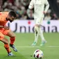 Pemain Real Madrid, Rodrygo berusaha melewati pemain Valencia, Jose Gaya, pada laga Liga Spanyol di Stadion Santiago Bernabeu, Sabtu (11/11/2023). (AFP/Thomas Coex)