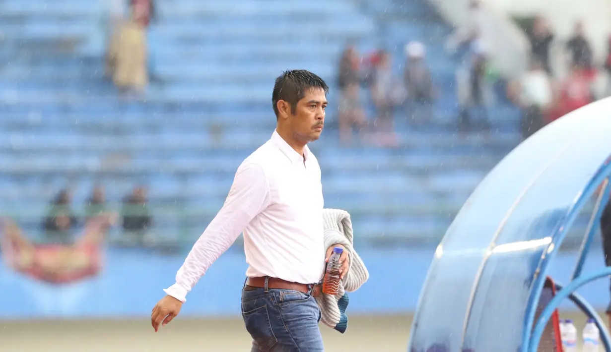 Pelatih Semen Padang, Nil Maizar saat menemani anak asuhnya  Pada laga Piala Jenderal Sudirman grup D di Stadion Manahan, Solo, Sabtu (12/12/2015). (Bola.com/Nicklas Hanoatubun)