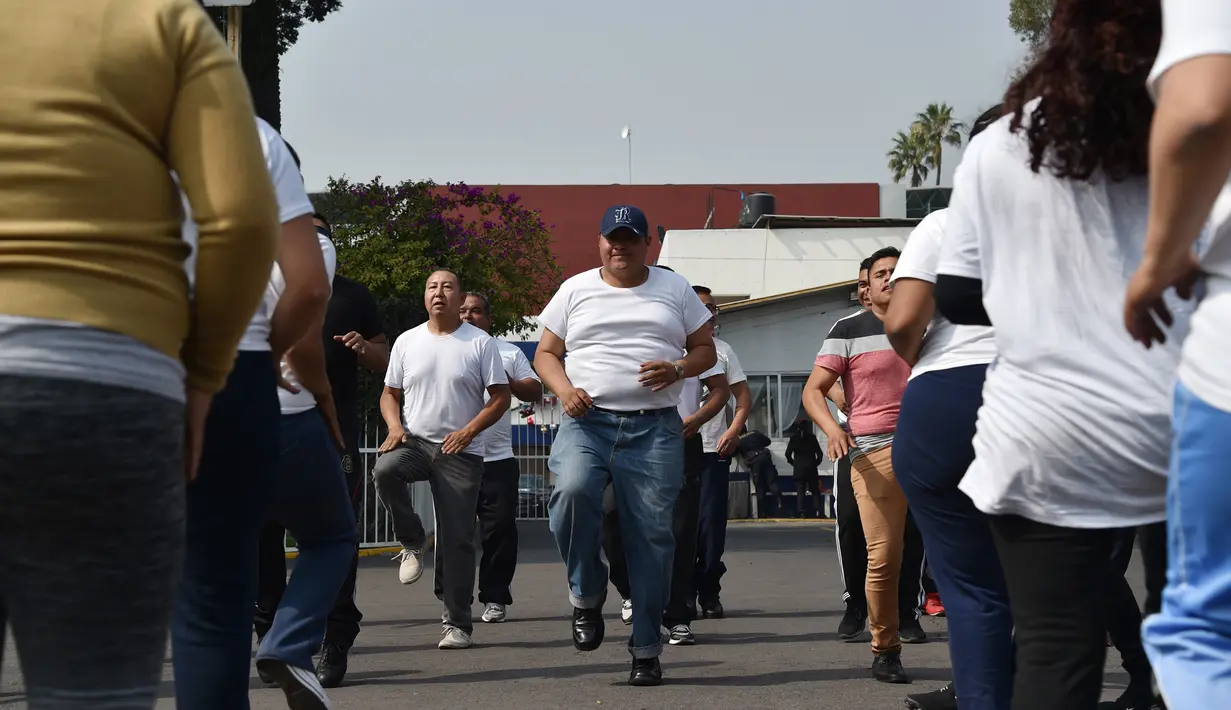 Petugas kepolisian Meksiko melakukan latihan di unit kepolisian di Mexico City (11/12/2019). Latihan Program penurunan berat badan ini untuk meningkatkan kesehatan para personil kepolisian Mexico City agar dapat bekerja secara efisien. (AFP Photo/Rodrigo Arangua)