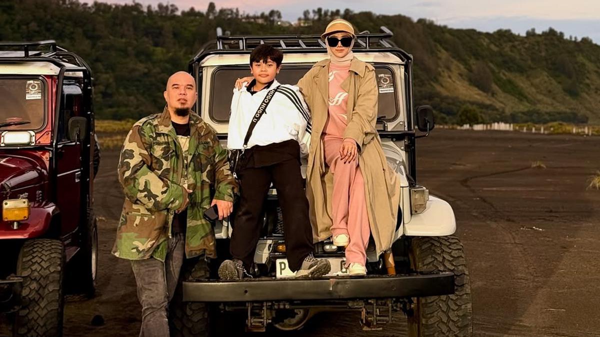 5 Gaya Kasual Mulan Jameela saat Liburan di Bromo, Outer dan Topi Visor Senada