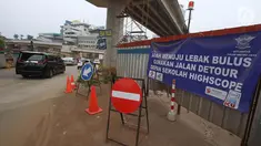 Kendaraan terjebak macet saat melintasi proyek pembangunan Simpang Susun Antasari atau pembangunan tol Depok-Antasari di jalan TB Simatupang, Jakarta, Senin (25/9). (Liputan6.com/Immanuel Antonius)