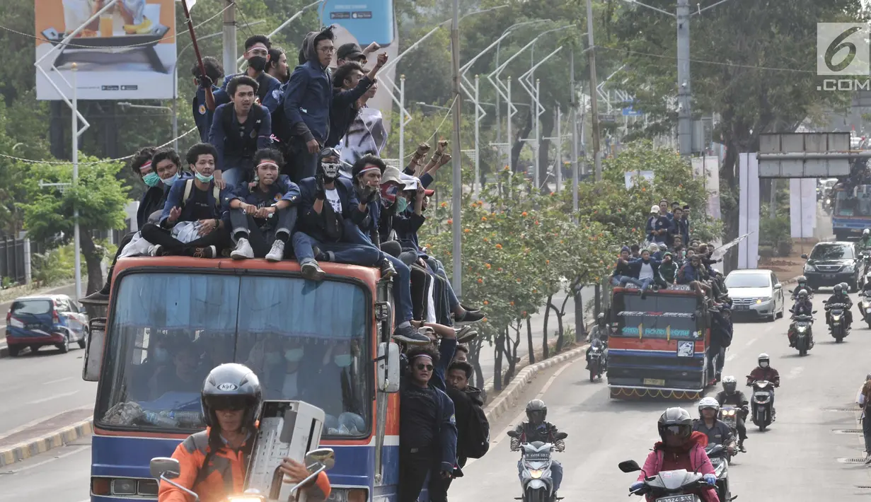 Massa menaiki kendaaraan untuk menuju Gedung DPR RI, Jakarta, Senin (30/9/2019). Massa gabungan dari elemen mahasiswa dan pelajar mulai memenuhi akses menuju Gedung DPR untuk menyuarakan penolakan Rancangan Undang-Undang KUHP dan Revisi Undang-Undang KPK. (merdeka.com/Iqbal S Nugroho)