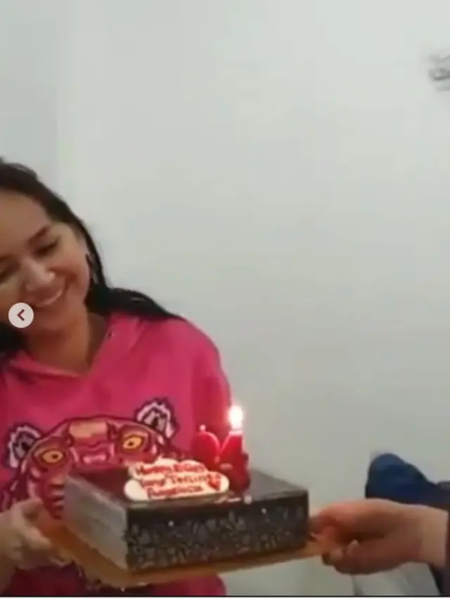 Diberi Kejutan Suami dan Anak Sambung, Ini 6 Momen Perayaan Ultah Angelica Simperler