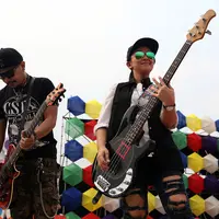 Aksi keren Chua Kotak di panggung Inbox Awards 2015, ia tampil layaknya rocker dengan rompi hitam serta celana jeans robek. (Wimbarsana/Bintang.com)