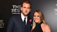 Kapten timnas Inggris Harry Kane dan pasangannya, Katie Goodland berpose setibanya di The Best FIFA Football Awards, London, Senin (23/10). Sejumlah penghargaan diberikan FIFA kepada para pelaku penting di dalam dan luar lapangan hijau. (Glyn KIRK/AFP)