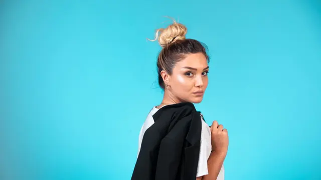 6 Tips Aplikasi Gaya Rambut Half-Up Knot dengan Loose Curls, Simpel tapi Tetap Chic Seharian