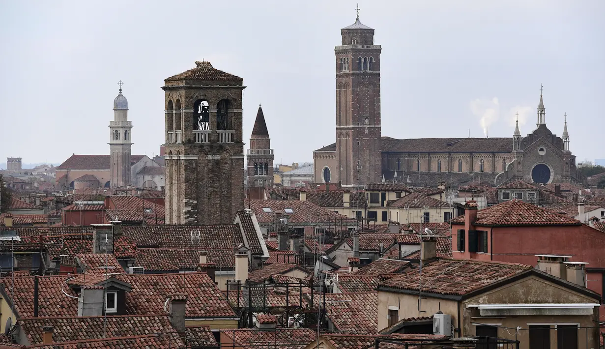Pemandangan yang diambil dari gedung Fondaco dei Tedeschi menunjukkan kota Venesia, Italia (4/11/2019). Venesia dikenal sebagai salah satu destinasi populer Eropa. (AFP Photo/Miguel Medina)
