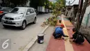 Pekerja menyelesaikan pembangunan Trotoar Ramah Disabilitas di Jalan Hidup Baru, Kalimati, Jakarta Utara, Selasa (27/12). Nantinya trotoar ini akan dibangun sepanjang 753 meter dan lebar 2,4 meter. (Liputan6.com/Gempur M. Surya)