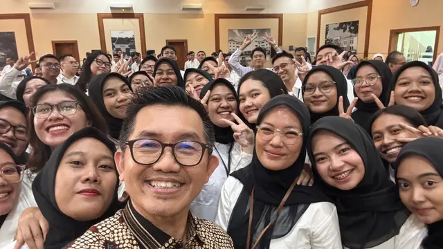 Kepala LAN Dr. Muhammad Taufiq, DEA, melakukan swafoto bersama CPNS LAN Tahun 2025