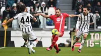 Pemain Juventus Mattia De Sciglio (kanan) dan Nicolo' Fagioli (kiri) mencoba menghalau pemain Monza Carlos Augusto (tengah) pada pertandingan sepak bola Liga Italia di Allianz Stadium, Turin, Italia, 29 Januari 2023. Juventus makin terpuruk usai kalah 0-2 dari Monza. (Marco Alpozzi/LaPresse via AP)