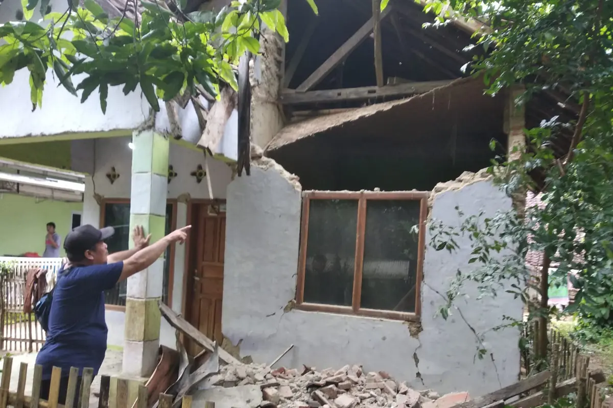 Rumah rusak akibat gempa Banten