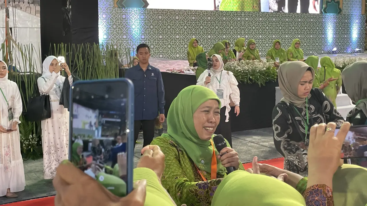 Ketua Umum Pimpinan Pusat Muslimat NU Khofifah Indar Parawansa saat menghadiri Harlah ke-78 Muslimat Nahdlatul Ulama (NU) di GBK, Senayan, Sabtu (20/1/2024).