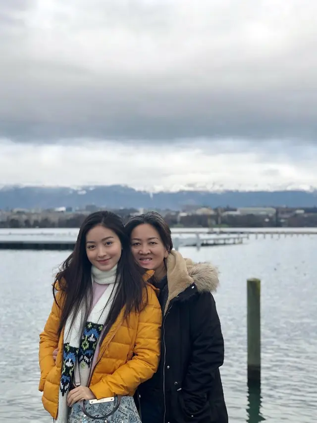 Setia Menemani, Ini 6 Potret Kedekatan Natasha Wilona dan Sang Ibunda