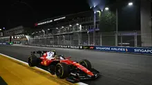 Pembalap Inggris dari tim Ferrari, Lewis Hamilton, memacu mobilnya dalam ajang F1 Grand Prix Singapura di Sirkuit Jalan Raya Marina Bay, Singapura, pada 11 Oktober 2026. (Lillian SUWANRUMPHA/AFP)