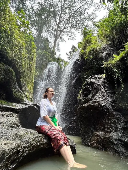 Meski mendapat banyak pujian, pemilik nama lengkap Sanny Aura Syahrani juga menuai kritikan dari netizen. Aura Kasih juga mendapatkan kecaman dari netizen karena dianggap menyelewengkan ajaran Islam. (Liputan6.com/IG/@aurakasih)