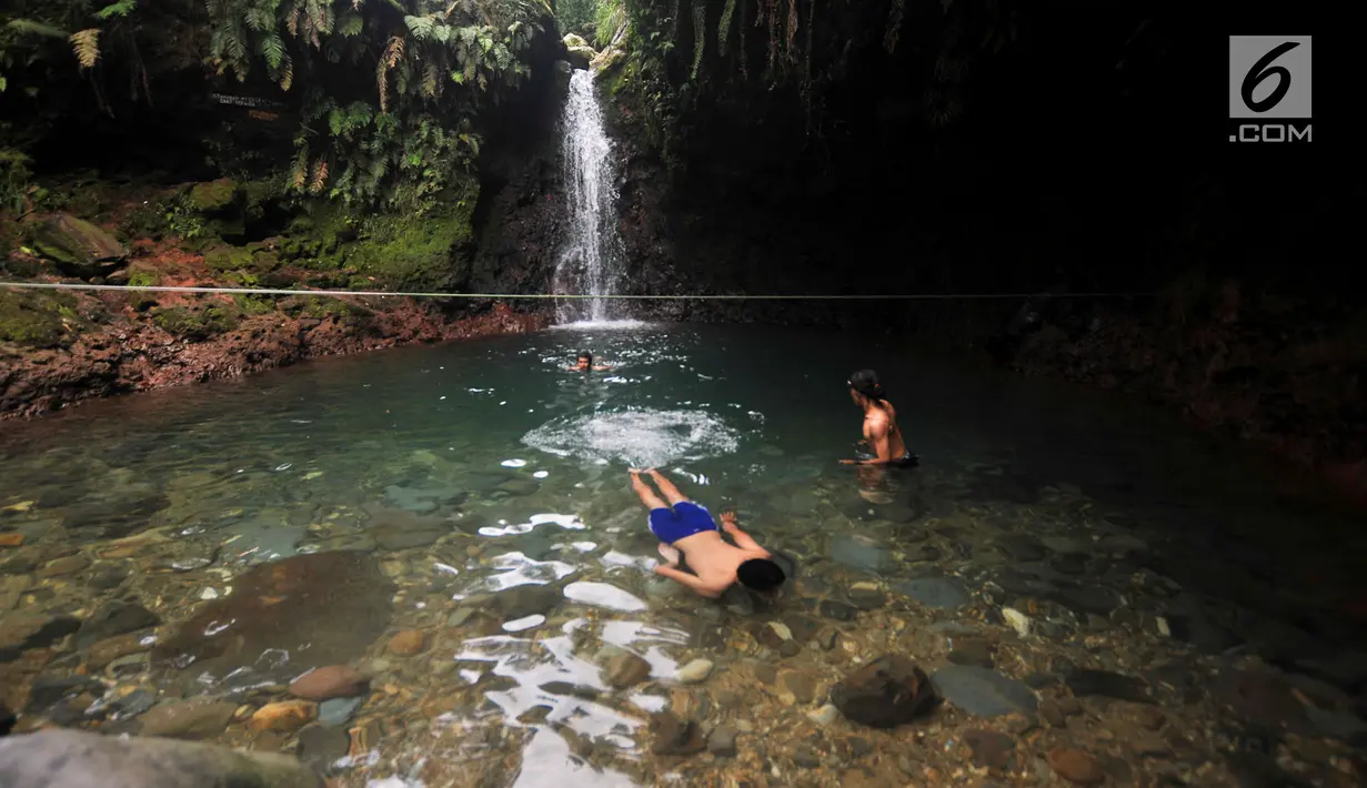 Wisatawan bermain air di Curug Pangeran, Taman Nasional Gunung Halimun Salak (TNGHS), Bogor, Sabtu (5/1). Keindahan curug dan aliran sungai yang unik di TNGHS menjadi destinasi wisata pilihan menghabiskan liburan akhir pekan (Merdeka.com/Iqbal S. Nugroho)