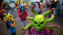 Sejumlah anak-anak mengenakan topeng saat perayaan pembakaran Yudas di Mexico City, Meksiko (15/4). (AP Photo/Rebecca Blackwell)