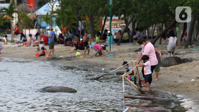 FOTO: Wisatawan Kunjungi Kawasan Wisata Pantai Ancol