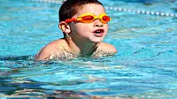 Ilustrasi anak kecil berenang (Sumber: Pixabay/White77)