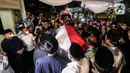 Saudara serta Kerabat mengangkat dan mendorong Peti Jenazah Ketua Dewan Pers Azyumardi Azra di rumah duka di Perumahan Puri Laras II, Cirendeu, Tangerang Selatan, Senin (19/9/2022) tengah malam. Azyumardi Azra meninggal dunia pada Minggu (18/9/2022) di rumah sakit Kedah, Selangor, Malaysia pukul 12.30 waktu setempat, dan rencana akan dimakamkan Selasa (20/9/2022) di Taman Makam Pahlawan (TMP) Kalibata. (Liputan6.com/Johan Tallo)