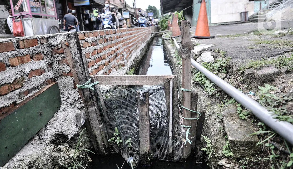 Saringan pembatas yang dipasang di tiap sudut selokan agar ikan tidak lepas di sekitar selokan di Jalan Lorong 103, Koja, Jakarta, Senin (1/3/2021).  Kolam tersebut terdapat berbagai jenis ikan mulai nila, mujair, patin, koi, hingga lele dengan tujuan menciptakan saluran air yang bebas sampah. (merd