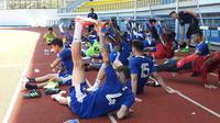 Bojan Malisic (4) seusai latihan di Sport Arcamanik. Ia terancam absen melawan Arema FC setelah mengalami pendaragan pada hidungnya saat melawan Mitra Kukar. (Bola.com/Erwin Snaz)