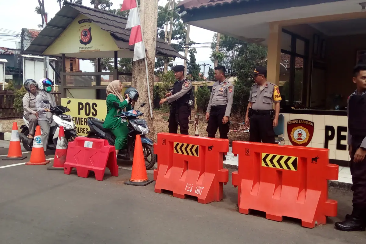 Nampak beberapa petugas dengan bersenjata lengkap melakukan pemeriksanaan terhadap seluruh tamu yang datang