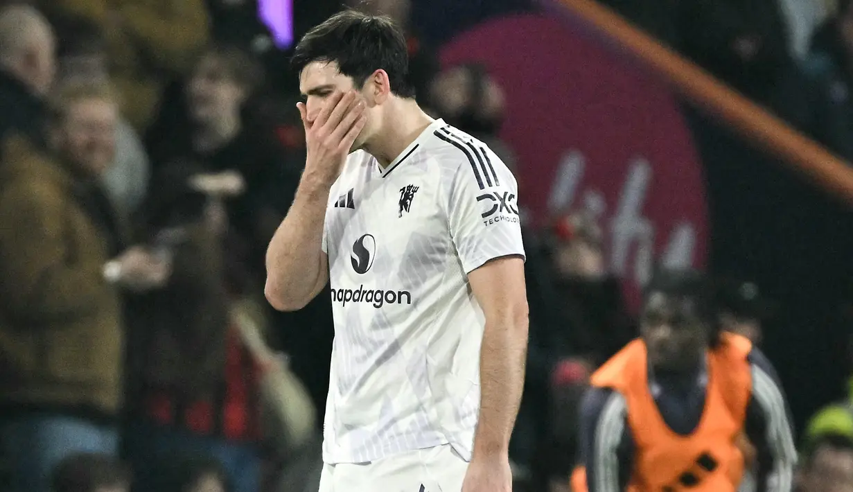 Ekspresi kekecewaan Harry Maguire diganjar kartu merah usai menjatuhkan pemain Bournemouth Evanilson di kotak penalti pada pertandingan pekan ke-31 Liga Inggris 2025/2026 di Vitality Stadium, Sabtu (21/03/2026) dini hari WIB. (AFP/Glyn Kirk)