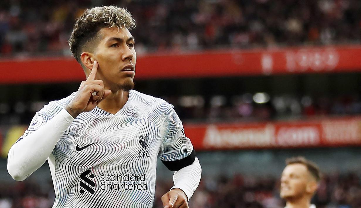 Pemain Liverpool, Roberto Firmino, melakukan selebrasi setelah mencetak gol ke gawang Arsenal pada laga Liga Inggris di Stadion Emirates, (9/10/2022). The Reds masih berusaha untuk memperpanjang kontrak Firmino yang akan habis di akhir musin ini. Sejak didatangkan ke Anfield pada tahun 2015 silam, Firmino sukses menjadi andalan Jurgen Klopp di lini serang. (AFP/Ian Kington)