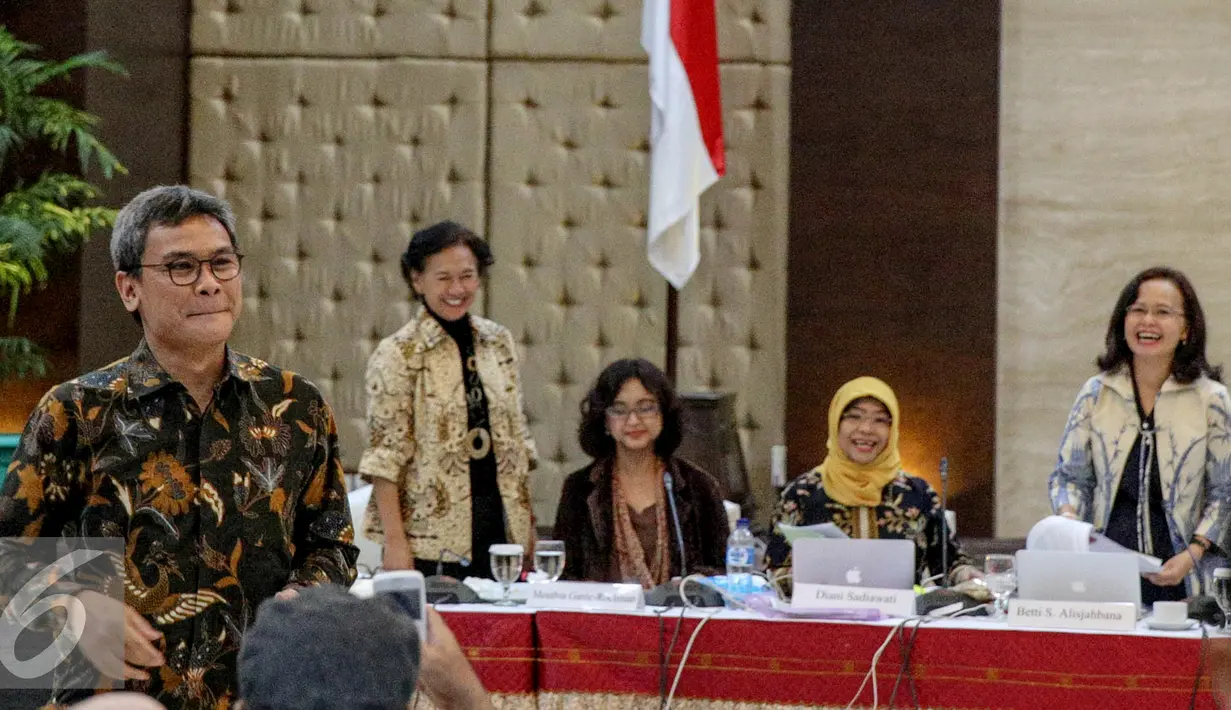 Calon pimpinan KPK Johan Budi saat tiba di Gedung Setneg untuk wawancara dengan pansel KPK, Jakarta, Selasa (25/8/2015). Menurut Johan, narapidana kasus-kasus pelanggaran berat tidak perlu diberi remisi. (Liputan6.com/Faizal Fanani)