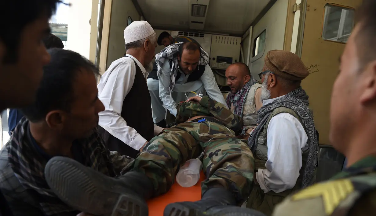 Seorang pria Afghanistan yang terluka dipindahkan ke ambulans di rumah sakit Wazir Akbar Khan setelah serangan bom mobil di Kabul (1/7/2019). Seorang pejabat polisi di daerah serangan itu, mengatakan sebuah bom mobil meledak di luar gedung kementerian pertahanan Afghanistan. (AFP Photo/STR)