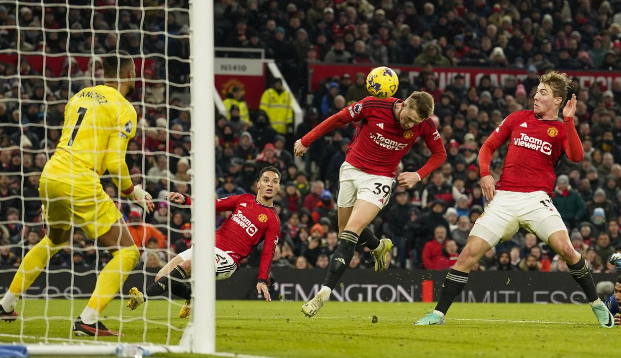 Pemain Manchester United, Scott McTominay (dua kanan), berhasil menyundul bola ke gawang Chelsea yang membuahkan gol dalam pertandingan pekan ke-15 Liga Inggris 2023/2024 yang berlangsung di Old Trafford, Kamis (7/12/2023) dini hari WIB. (AP Photo/Dave Thompson)