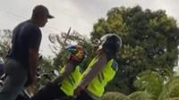 Terekam Kamera, Aksi Arogan Polisi Tendang Sopir Truk di Pinggir Jalan. Instagram/majeliskopi08©2022 Merdeka.com