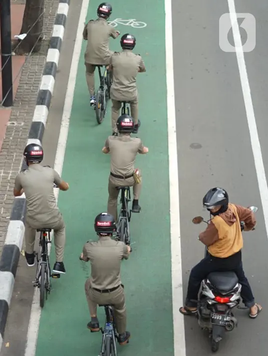 Warga mengayuh sepedanya saat melintas Jalan MH Thamrin, Jakarta, Selasa (30/6/2020). Untuk menyikapi maraknya penggunaan sepeda sebagai sarana transportasi oleh masyarakat, Kementerian Perhubungan menyiapkan regulasi untuk pesepeda, khususnya aspek keselamatan. (Liputan6.com/Immanuel Antonius)
