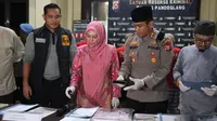 Pengedar uang palsu (upal) senilai Rp 15 Triliun, ditangkap Satreskrim Polres Pandeglang. (Foto: Dokumentasi Polres Pandeglang).