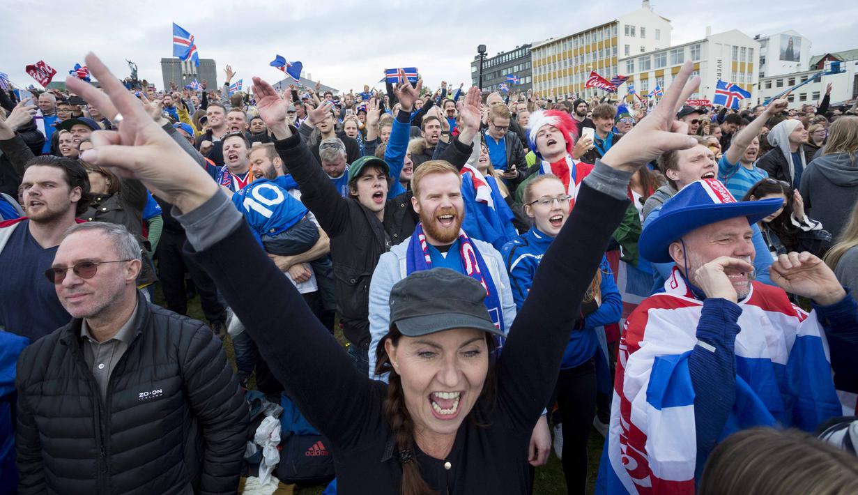 Suporter Islandia bersorak saat nonton bareng timnya menang 2-1 atas Inggris pada laga 16 besar Piala Eropa 2016 di Reykjavik, Islandia, Selasa (28/6/2016) dini hari WIB. (EPA/Eythor Arnason)