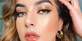 Look kali ini sangat bisa diaplikasikan oleh semua rona kulit. Warna peach yang netral dan mendominasi area bibir serta mata membuat tampilan terlihat lebih glamor. (Foto: Instagram/ Tasya Farasya).