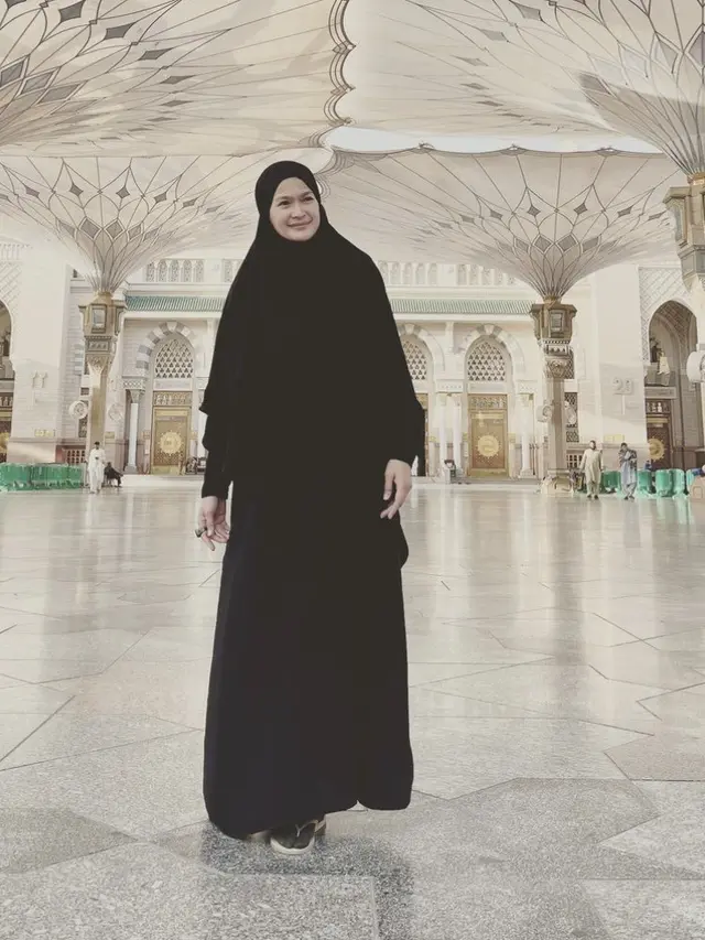Donna Harun Kenakan Gamis Saat Umrah untuk Pertama Kalinya, credit: @donnaharunofficial