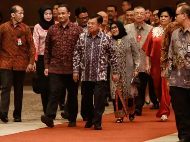 Wapres Jusuf Kalla (JK) menghadiri perayaan Cap Go Meh 2016, di Hall D Jakarta International Expo Kemayoran, Jakarta, Minggu (28/2/2016). Ibu Wapres Mufida Jusuf Kalla juga hadir dalam perayaan tersebut. (Liputan6.com/Faizal Fanani)