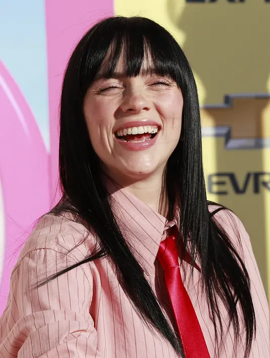 Gaya Unik Billie Eilish Saat Hadiri Pemutaran Film Barbie - Foto
