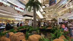 Suasana di area main atrium berhias pohon kelapa dan kolam ikan di Lippo Mall Kemang, Jakarta, Jumat (10/12/2021). Mengusung tagline ‘Enjoy The Tropical Christmas Atmosphere’, nuansa tropical juga dilengkapi dengan kehadiran hewan-hewan dan tumbuhan tropis. (Liputan6.com/Fery Pradolo)