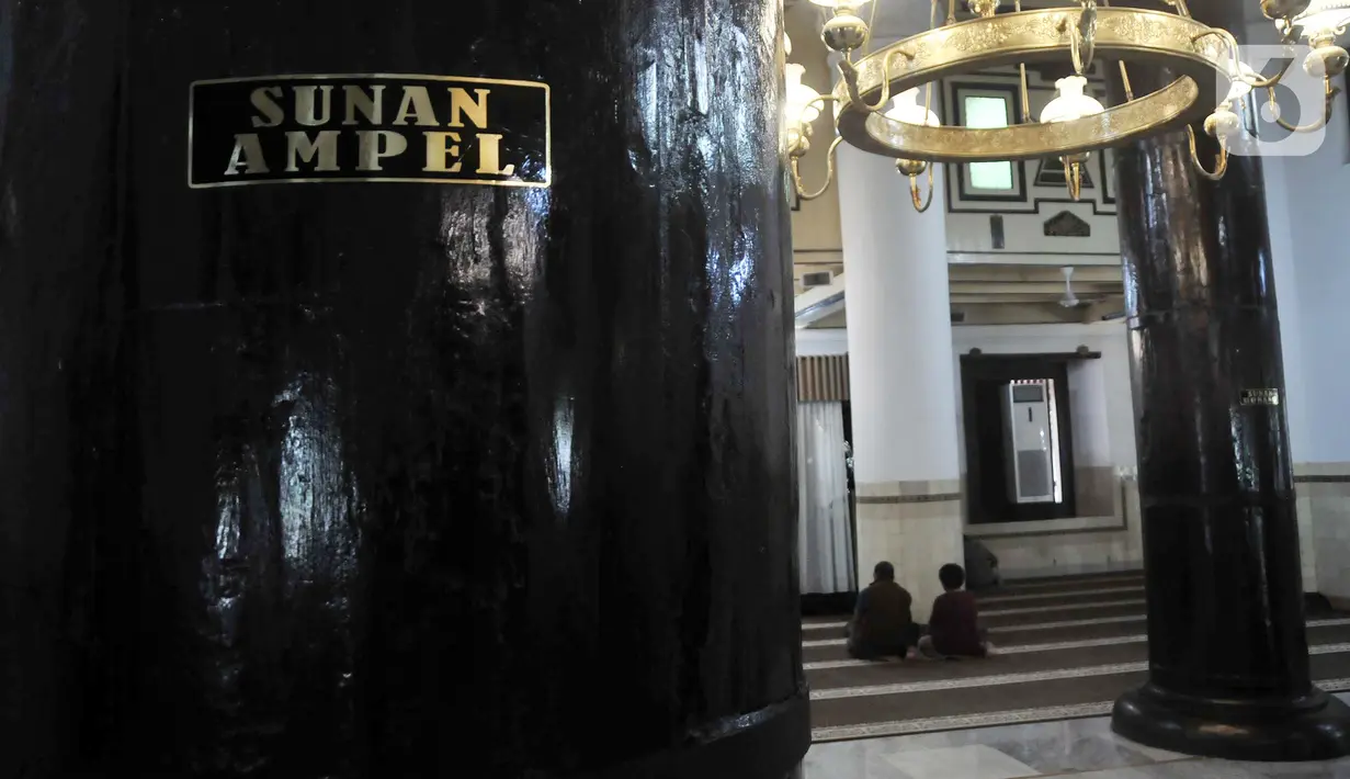 Umat muslim melaksanakan ibadah di Masjid Agung Demak, Bintoro, Demak, Jawa Tengah, pada akhir Maret 2022. Raden Patah bersama Walisongo membangun masjid ini dengan memberi gambar serupa bulus yang merupakan Candra Sengkala Memet bermakna Sirno Ilang Kerthaning Bumi. (merdeka.com/Iqbal S. Nugroho)
