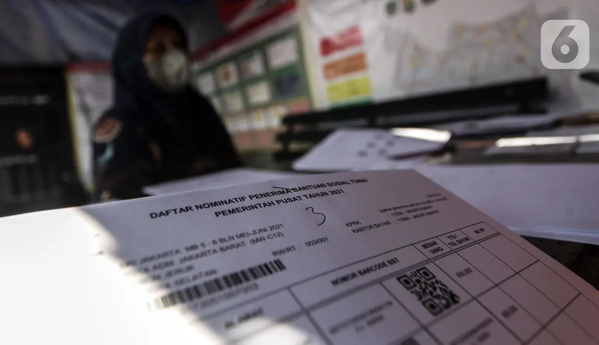 Daftar penerima bantuan sosial (bansos) di kawasan Kedoya Selatan, Jakarta Barat, Rabu (28/7/2021). Pemprov DKI Jakarta sebelumnya menganggarkan Rp 604 miliar untuk program BST bagi warga terdampak pandemi COVID-19. (Liputan6.com/Johan Tallo)