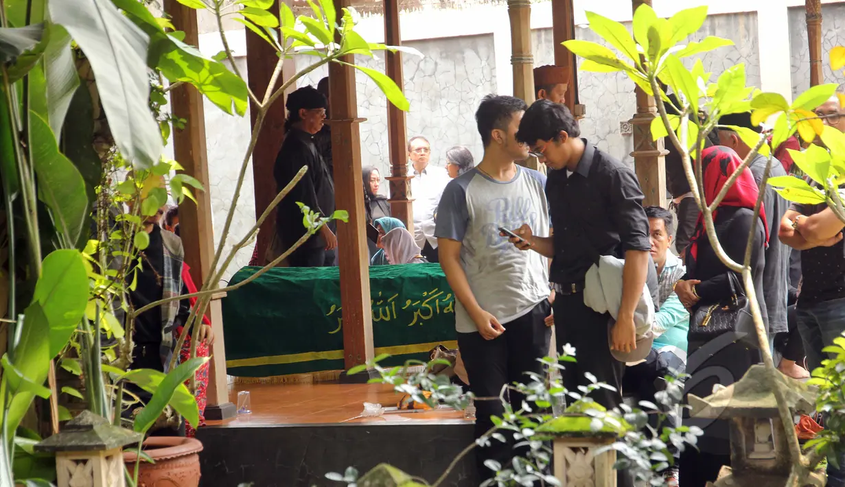 Suasana rumah duka almarhum Didi Widiatmoko atau lebih akrab disapa Didi Petet di kawasan Ciputat, Tangsel, Jumat (15/5/2015). Didi Petet meninggal di usia 58 tahun karena diduga menderita asam lambung. (Liputan6.com/Helmi Afandi)